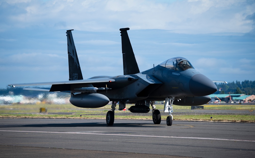 California and Oregon Air National Guard F-15s train in Portland, Ore.