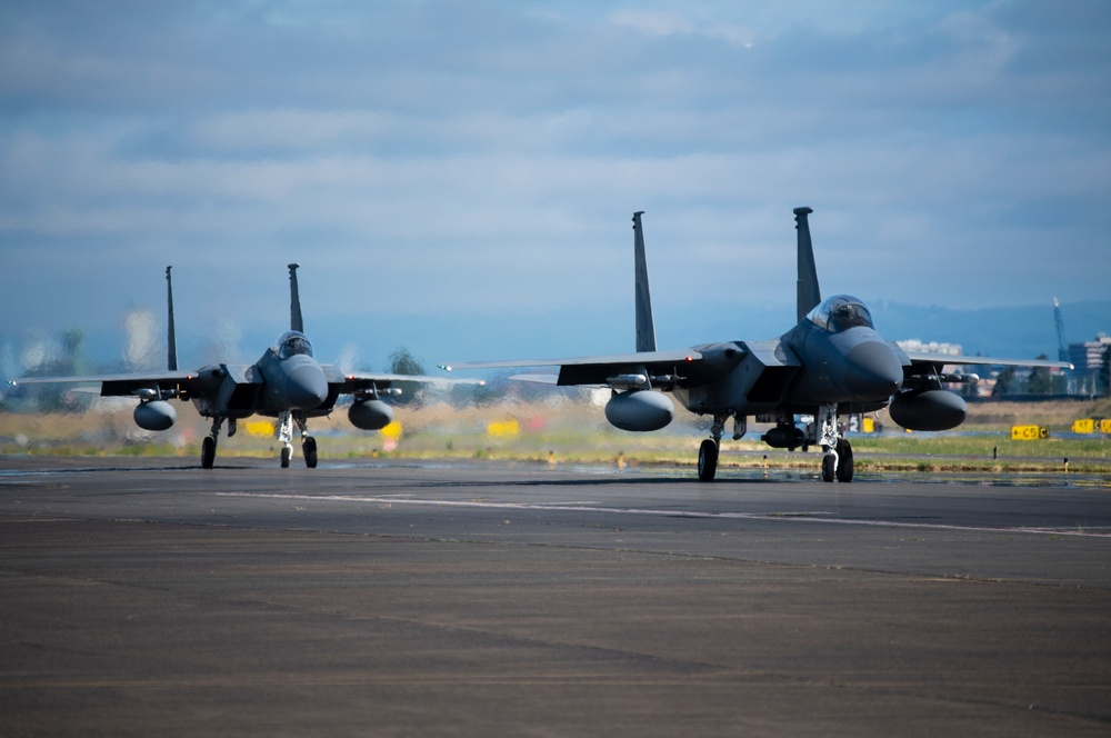 California and Oregon Air National Guard F-15s train in Portland, Ore.