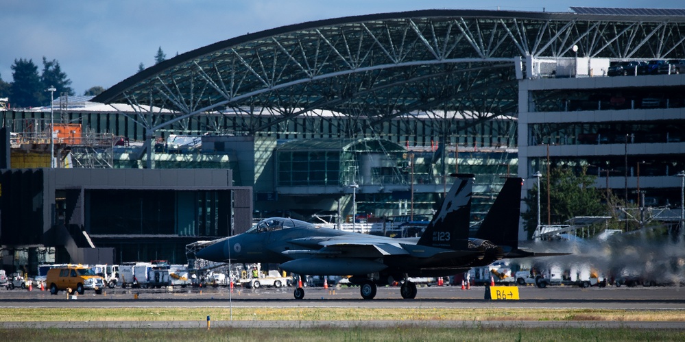 California and Oregon Air National Guard F-15s train in Portland, Ore.
