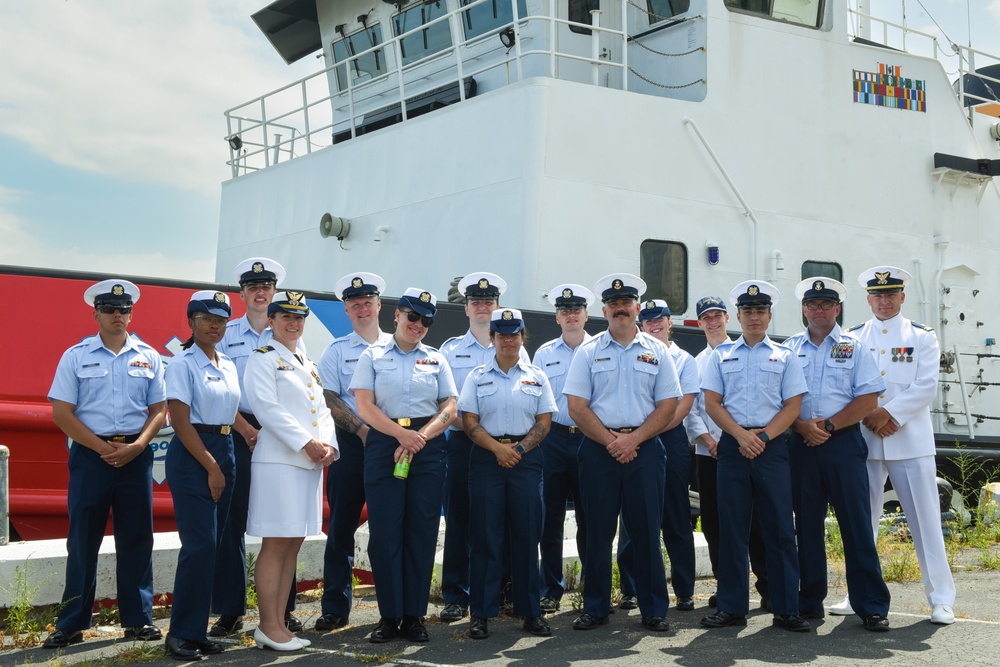 Coast Guard Cutter Morro Bay holds change of command ceremony