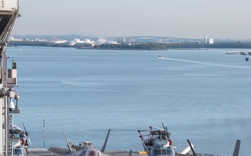 USS America arrives in Brisbane