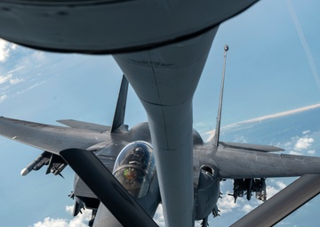 459ARW Refuels 4FW