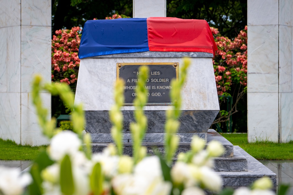COMPACFLT Lays a Wreath at the Tomb of the Unknown Soldier in Manila, Philippines