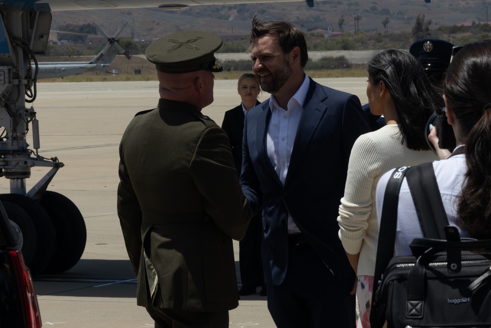 VPOTUS &amp; SLOTUS Arrive to MCB Camp Pendleton
