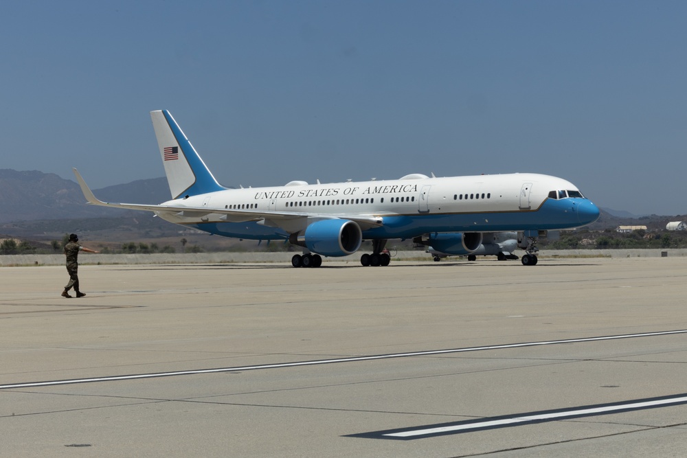 VPOTUS &amp; SLOTUS Arrive to MCB Camp Pendleton