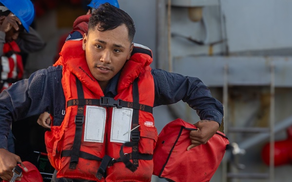 Cole Conducts Routine Operations in Caribbean Sea