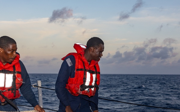 Cole Conducts Routine Operations in Caribbean Sea