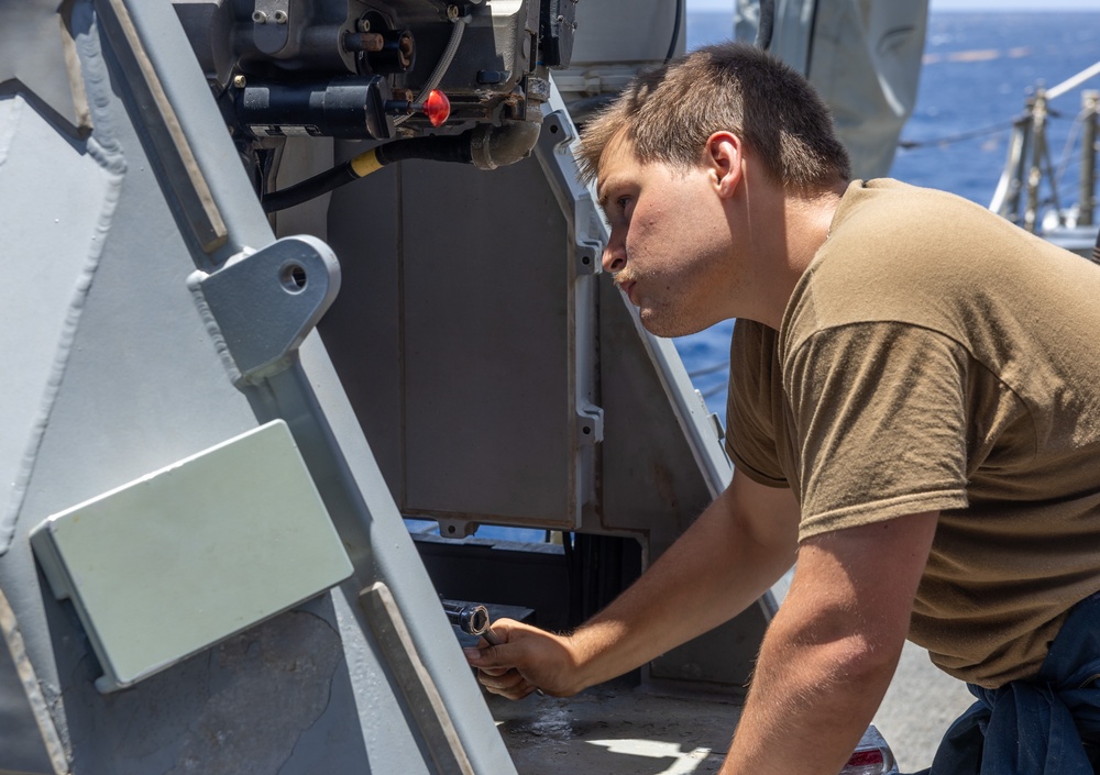 Cole Conducts Routine Operations in Caribbean Sea