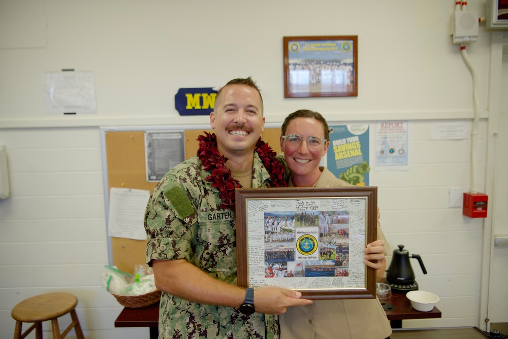Musician 1st Class Chris Garten Presented with Farewell Gift