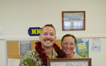 Musician 1st Class Chris Garten Presented with Farewell Gift