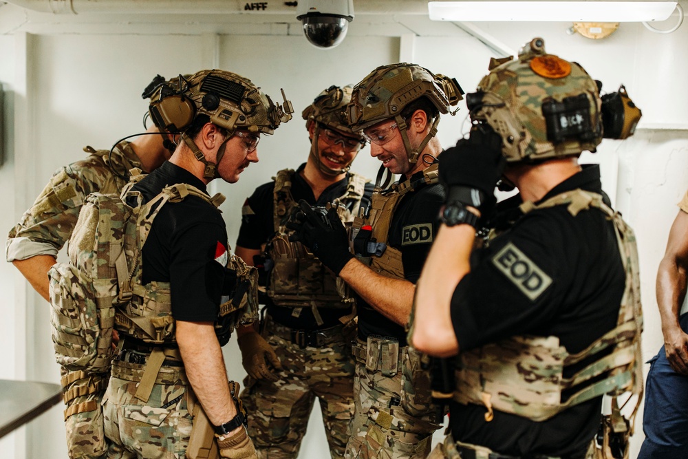 EODMU 5 Conducts a Suspicious Package Drill