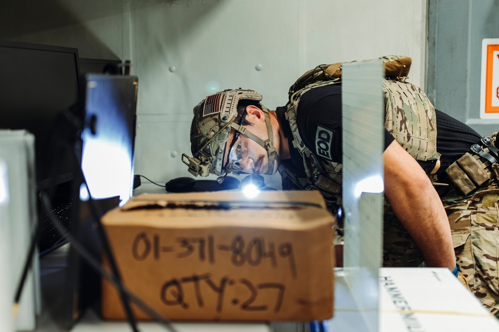 EODMU 5 Conducts a Suspicious Package Drill