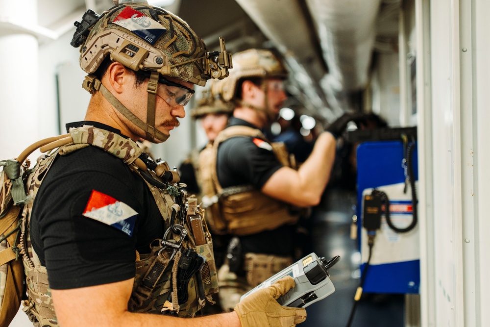 EODMU 5 Conducts a Suspicious Package Drill