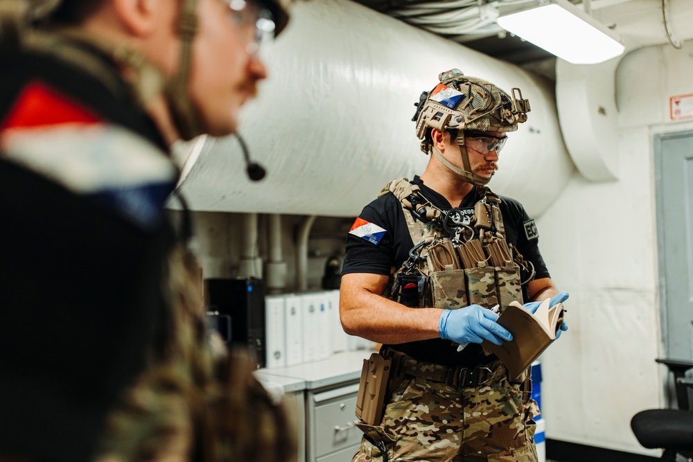EODMU 5 Conducts a Suspicious Package Drill