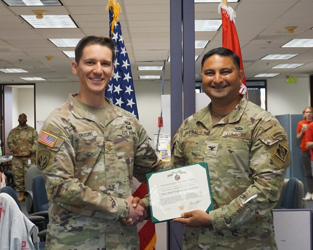 USACE Major receives Army Commendation Medal