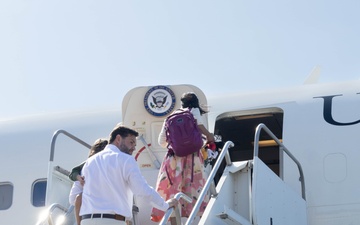 VPOTUS &amp; SLOTUS Depart Camp Pendleton