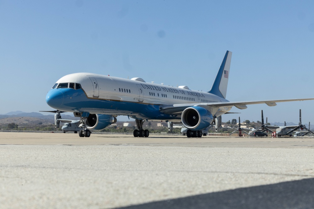 VPOTUS &amp; SLOTUS Depart Camp Pendleton