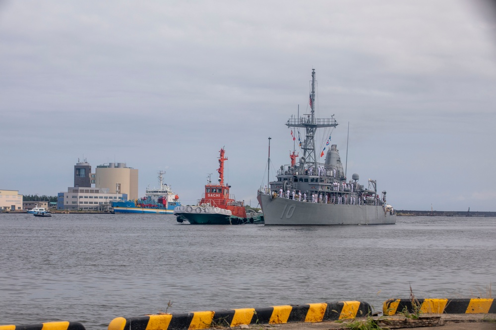 USS Warrior Arrives to Niigata, Japan