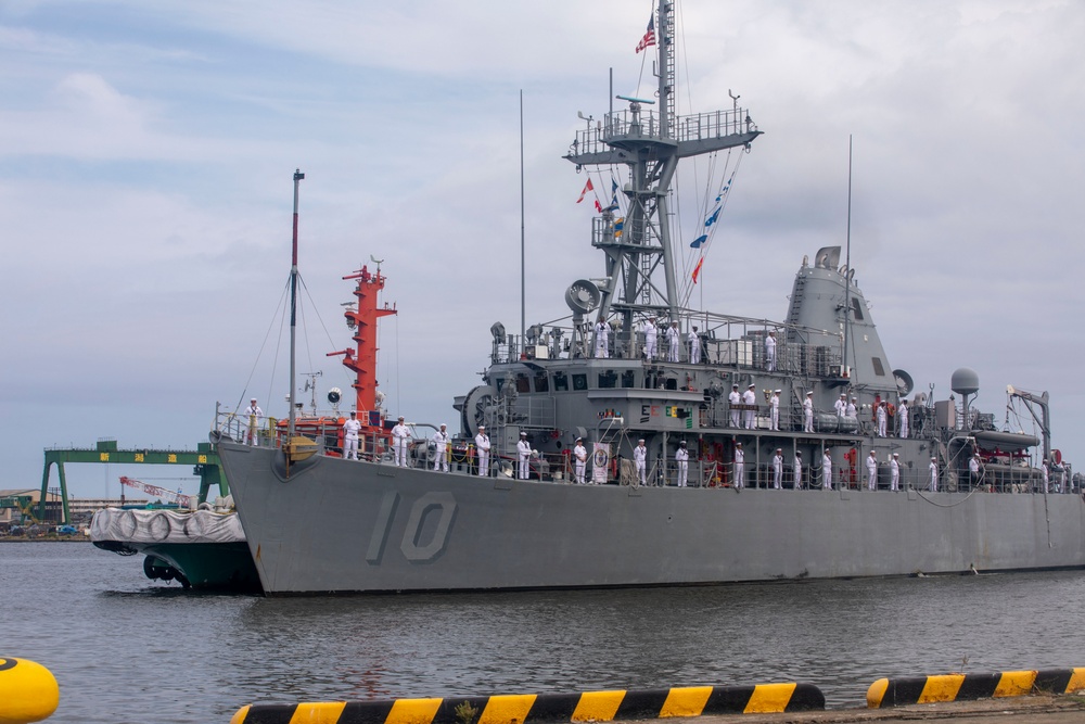 USS Warrior Arrives to Niigata, Japan