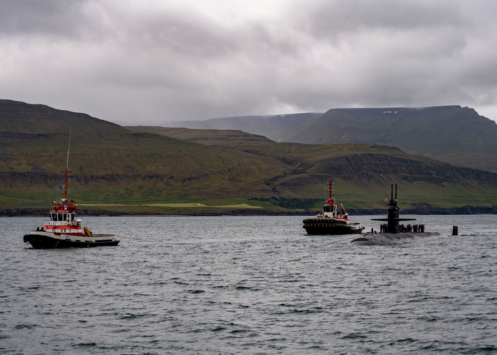 USS Newport News (SSN 750) Pulls in to Iceland