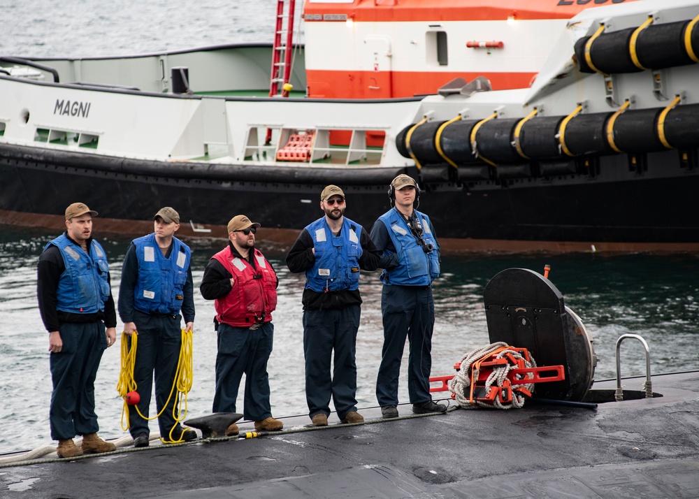 USS Newport News (SSN 750) Pulls in to Iceland