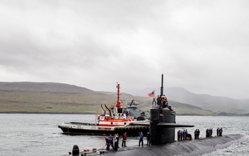 USS Newport News (SSN 750) Pulls in to Iceland