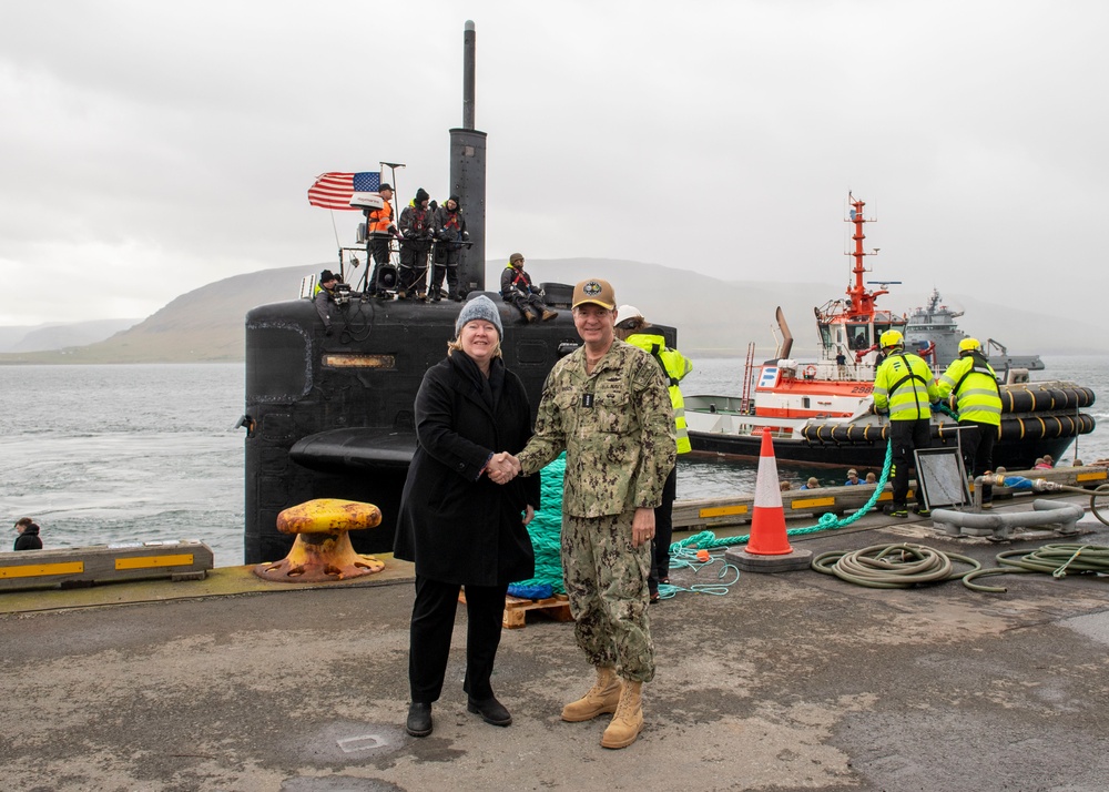 USS Newport News (SSN 750) Pulls in to Iceland
