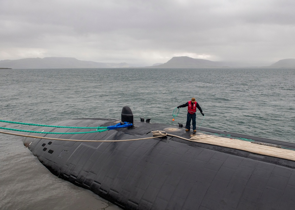 USS Newport News (SSN 750) Pulls in to Iceland