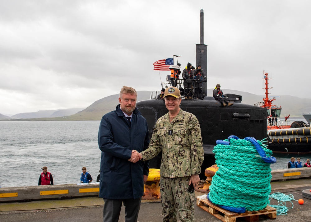 USS Newport News (SSN 750) Pulls in to Iceland