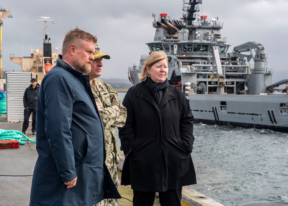 USS Newport News (SSN 750) Pulls in to Iceland
