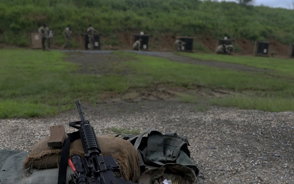 U.S. Soldiers Execute M4A1 Carbine Qualifications