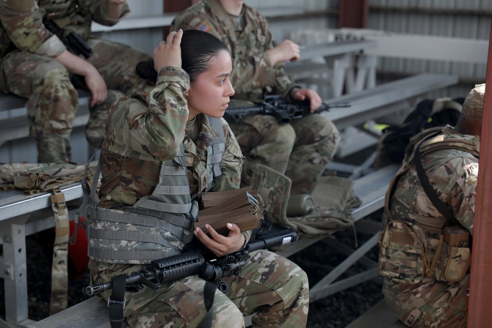U.S. Soldiers Execute M4A1 Carbine Qualifications