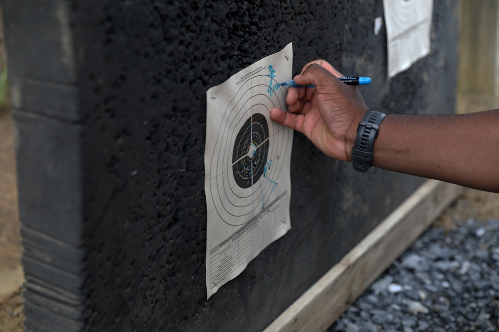 U.S. Soldiers Execute M4A1 Carbine Qualifications