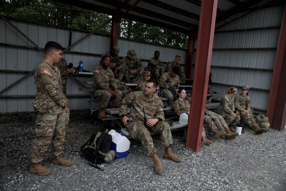 U.S. Soldiers Execute M4A1 Carbine Qualifications