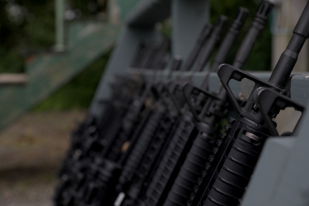 U.S. Soldiers Execute M4A1 Carbine Qualifications