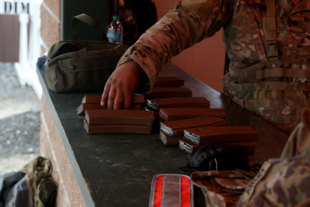 U.S. Soldiers Execute M4A1 Carbine Qualifications