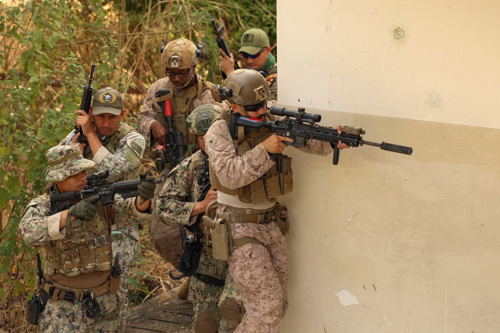 Marines and Ecuadorians Joint Training CP25