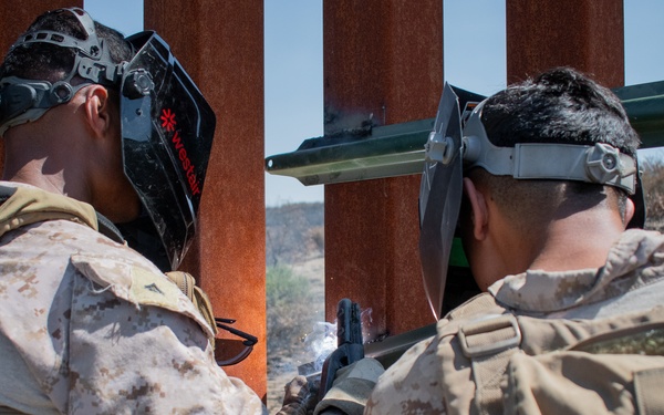 I Marine Expeditionary Force begins obstacle emplacement training in Campo
