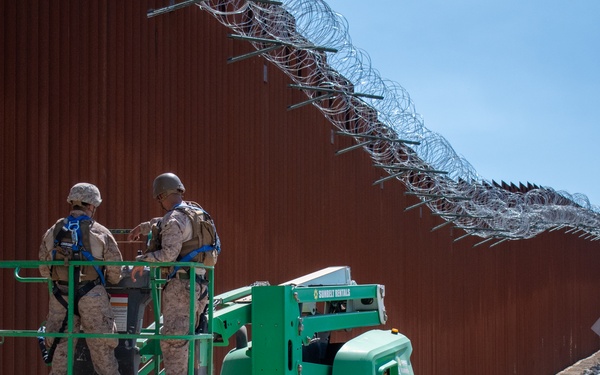 I Marine Expeditionary Force begins obstacle emplacement training in Campo