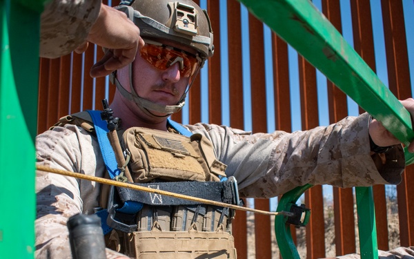 I Marine Expeditionary Force begins obstacle emplacement training in Campo