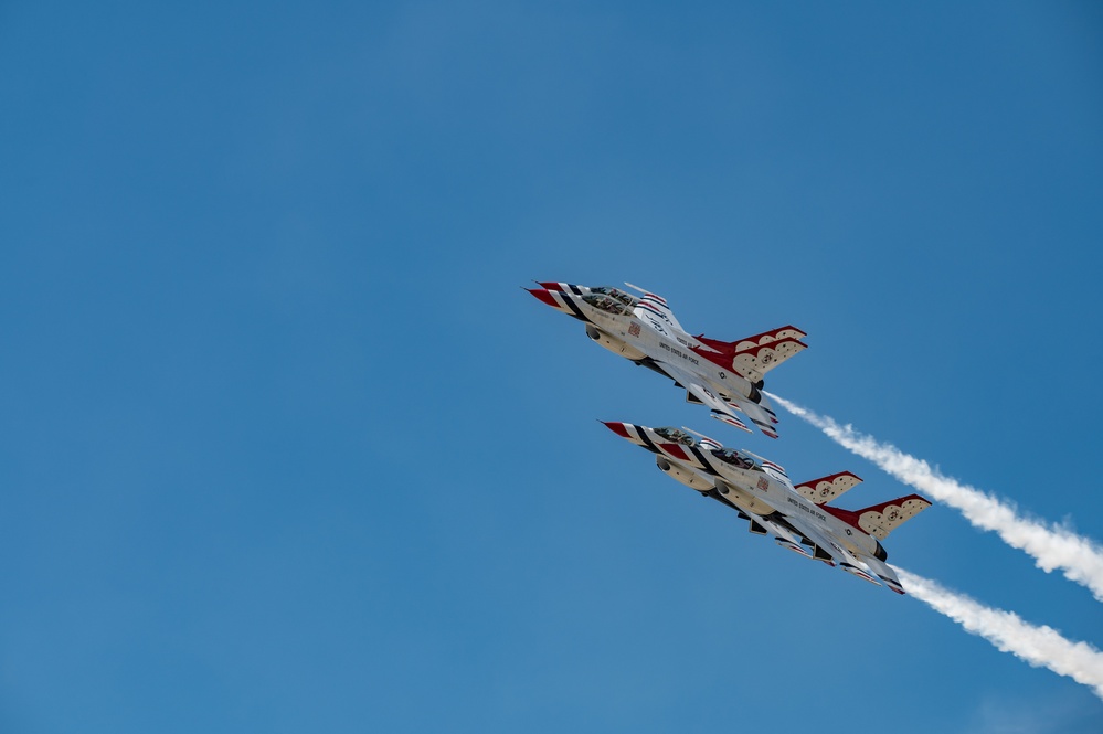 Thunderbirds practice for Fort Wayne Air Show