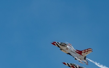 Thunderbirds practice for Fort Wayne Air Show