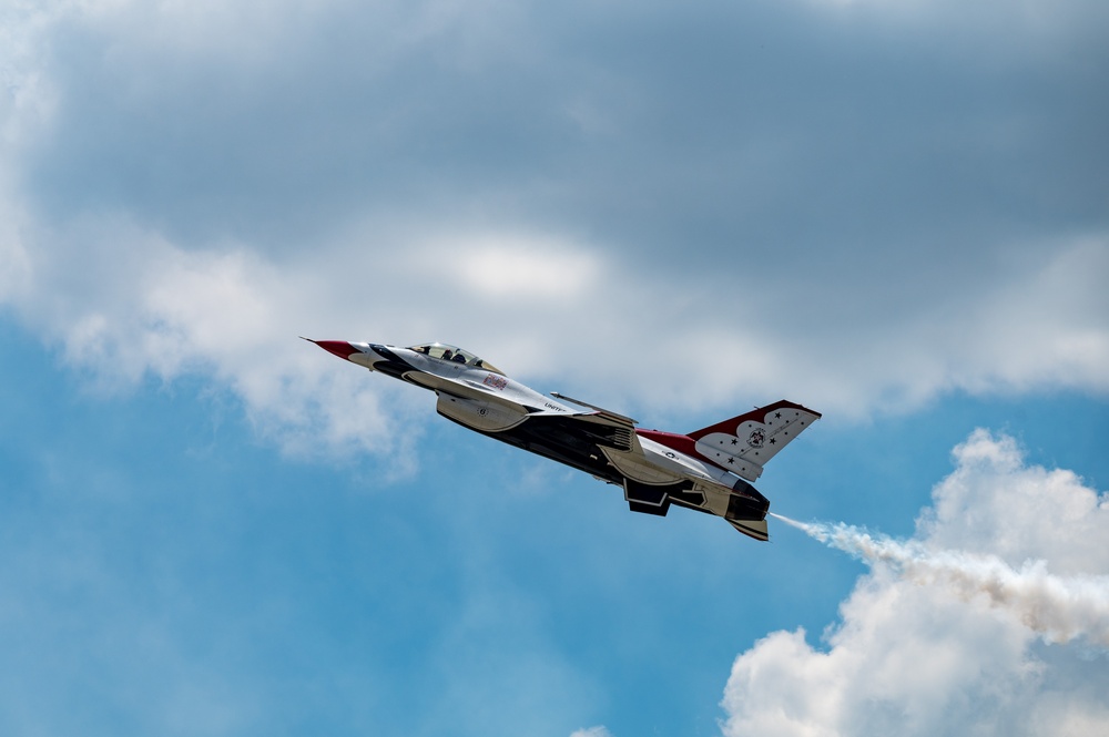 Thunderbirds practice for Fort Wayne Air Show
