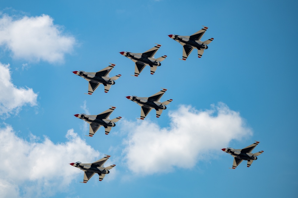 Thunderbirds practice for Fort Wayne Air Show
