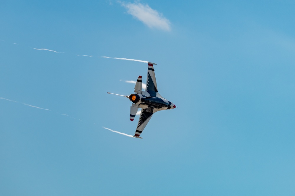Thunderbirds rock the Fort Wayne Air Show