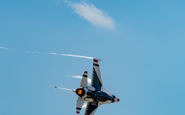 Thunderbirds rock the Fort Wayne Air Show