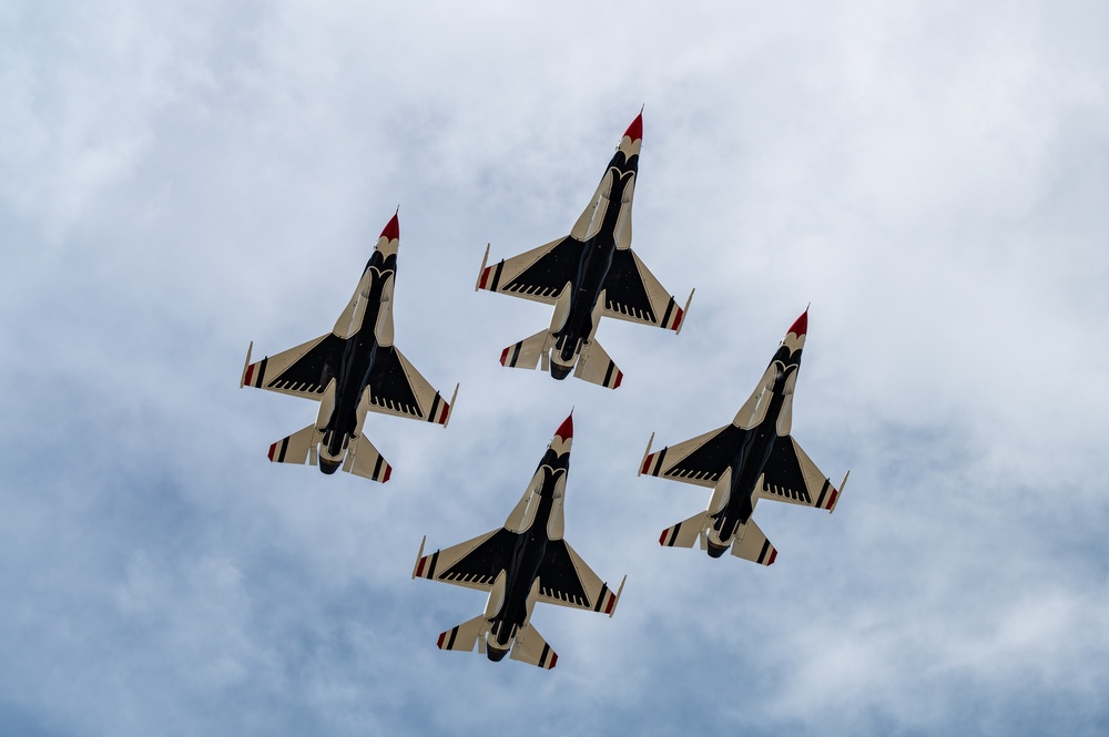 Thunderbirds rock the Fort Wayne Air Show