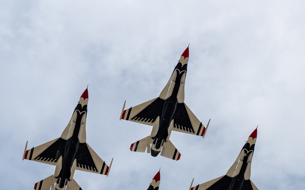 Thunderbirds rock the Fort Wayne Air Show