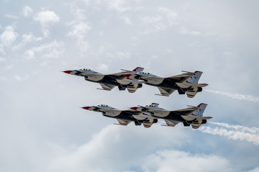 Thunderbirds rock the Fort Wayne Air Show