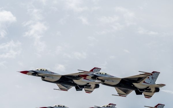 Thunderbirds rock the Fort Wayne Air Show